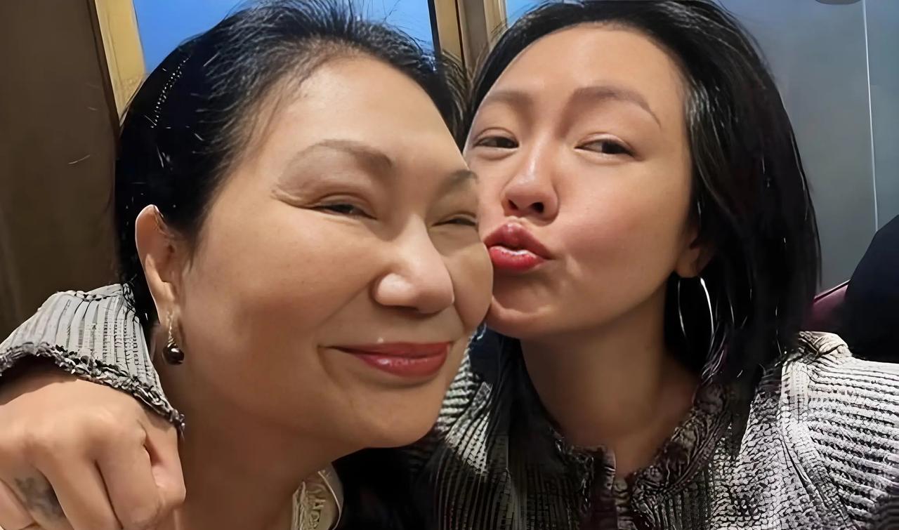 汪小菲马筱梅大婚当天，S妈这波操作也太下头了吧！
前一秒还在聊孩子，后一秒直接变