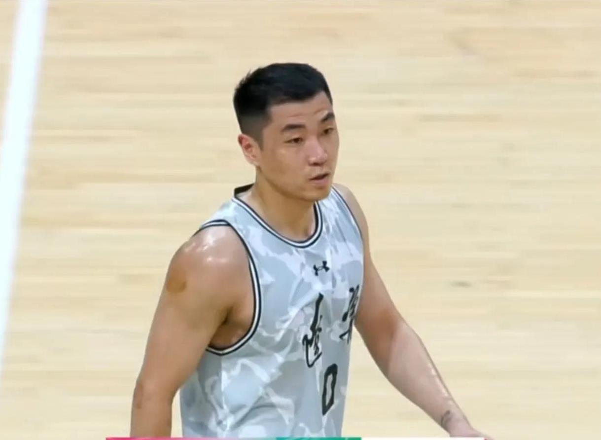 山东男篮捡到宝了！高诗岩人品不错，在赛场上不遗余力，苦活、脏活都干，他从来不去计