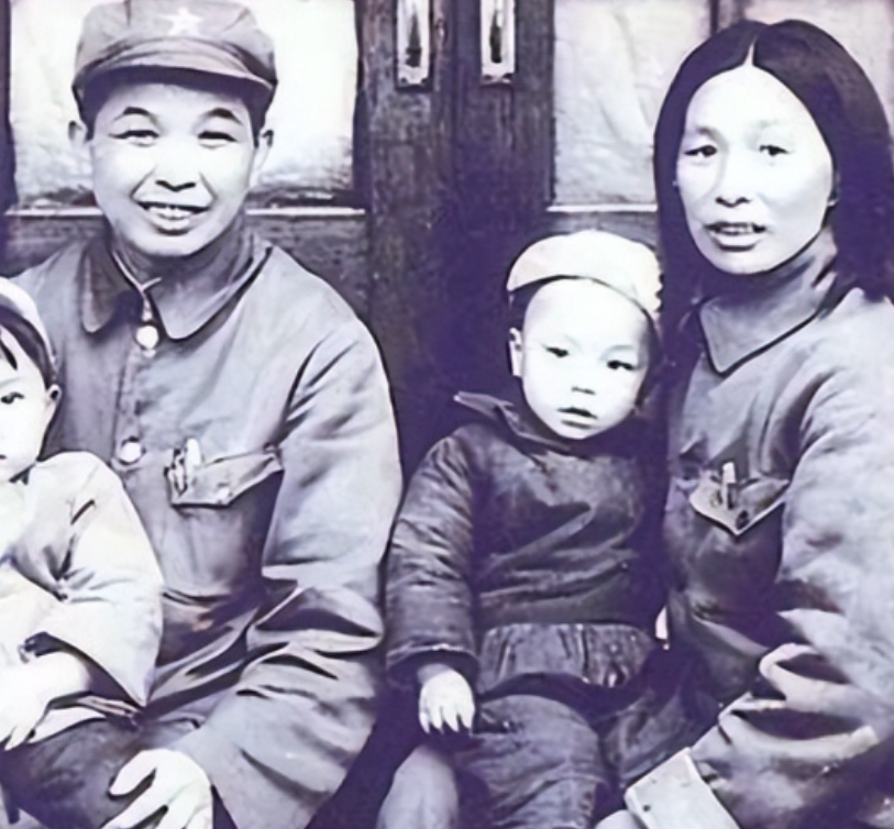 1953年，西康军区司令员刘忠得知家人还幸存人世，携妻子回乡见母亲，看到原配穿得