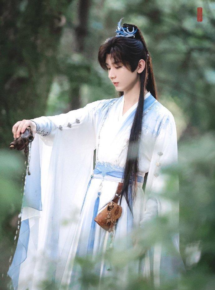#《赴山海》官宣OST阵容#成毅主演并演唱《赴红尘》，片头汪苏泷，片尾周深，插曲