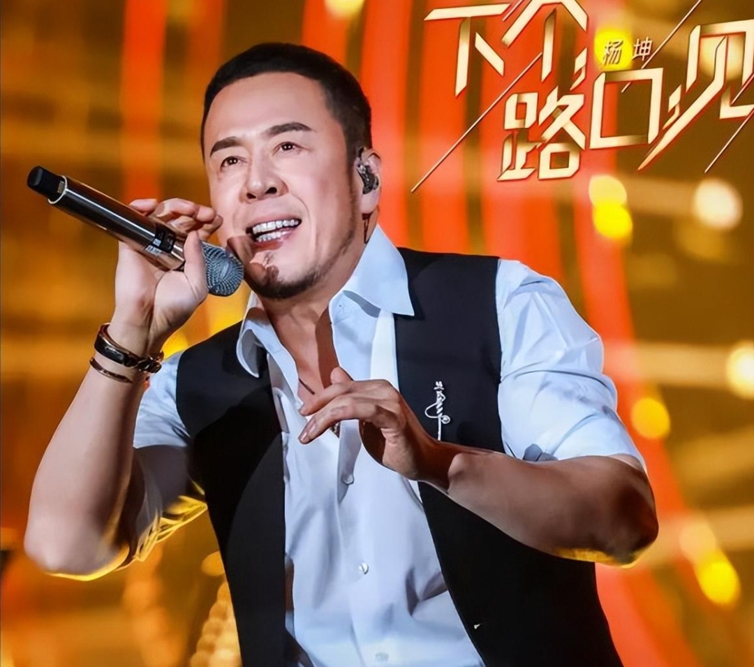 歌手杨坤:曾公开质疑刀郎,二审开庭后,哈尔滨演唱会台下空荡荡