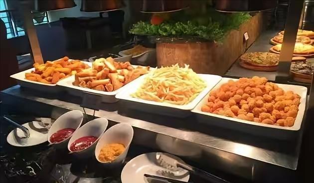 自助餐为何一吃就饱？一位在自助餐厅工作了20年的大厨揭秘，从你进门那一刻起，老板