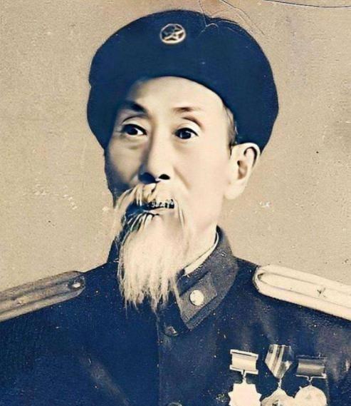 1955年9月的中南海，一位白须飘飘的七旬老人站在授衔队伍里，周围年轻军官都偷偷