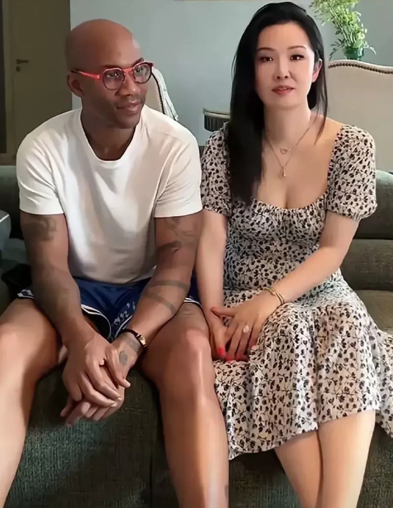 马布里和妻子这照片不错，老马皮肤黝黑，到处是纹身，一身腱子肉，显得年轻；而妻子则