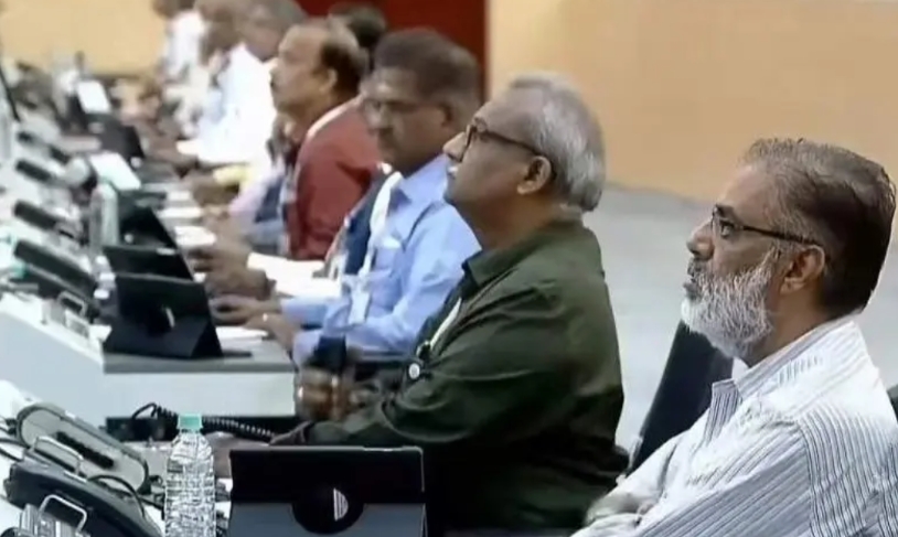 一个是印度的航天发射指挥中心（图1），一个是中国的航天发射指挥中心（图2）。
前