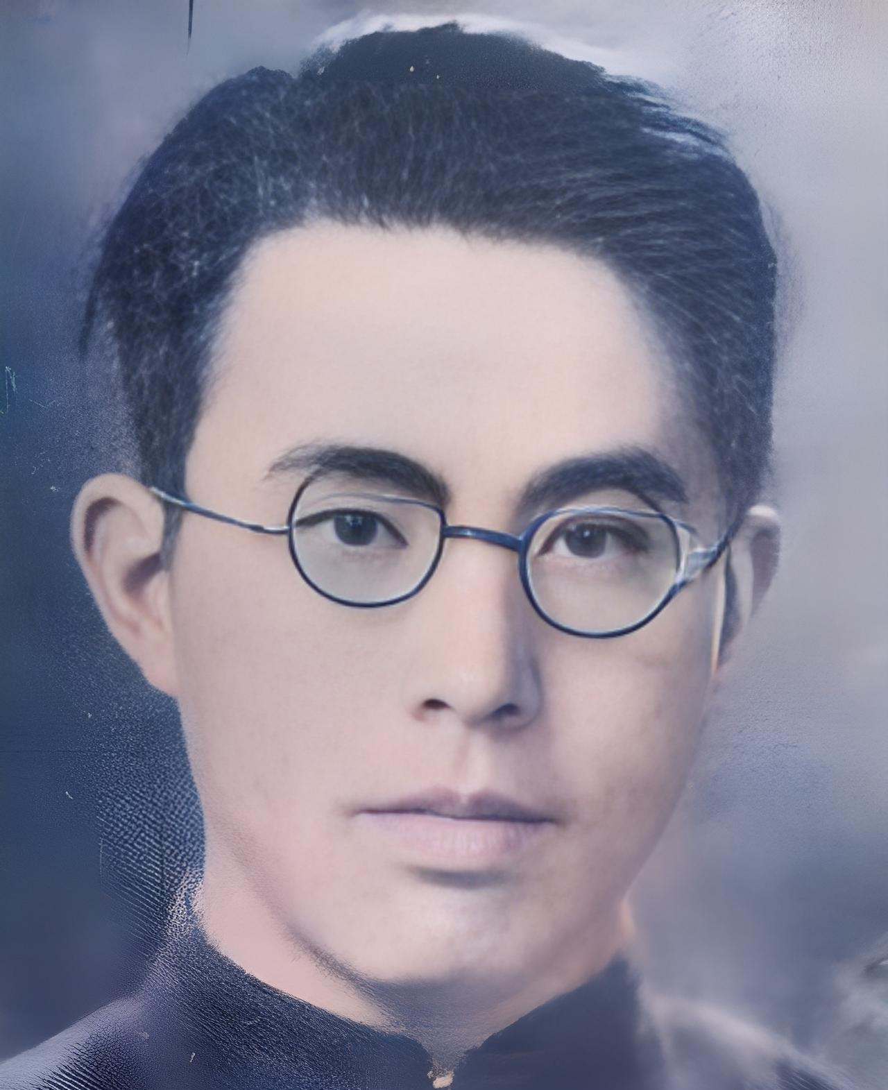 这名戴着眼镜，斯斯文文的男子是一名日籍中共特工。他就是曾长期潜伏日军各大军事机构