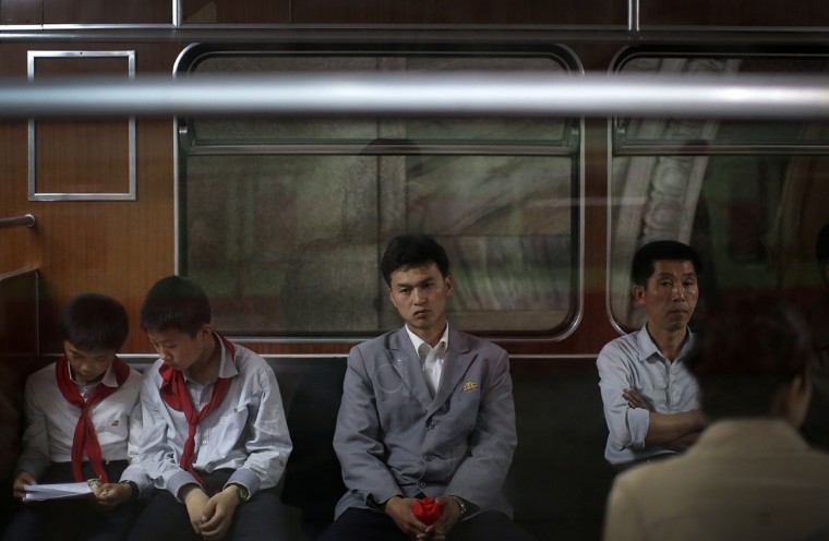 2016年，朝鲜首都平壤地铁上的乘客。