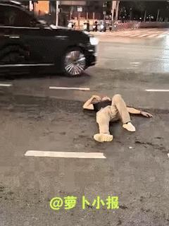 俗话说“横的怕愣的，愣的怕不要命的”，但是不要命的也怕没整眼睛的。
网友8月13