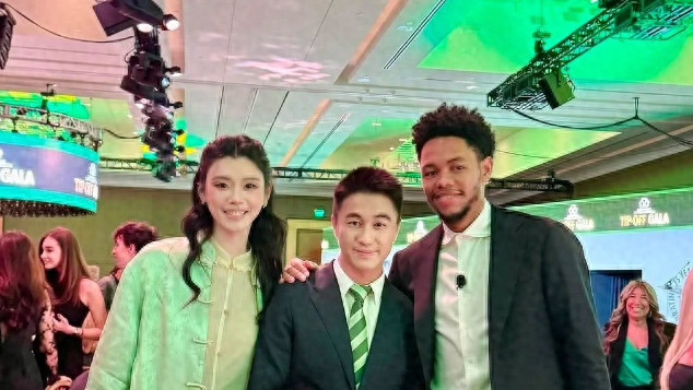 何猷君一家出席晚宴，奚梦瑶穿搭惊艳全场，儿子彰显贵族风范！