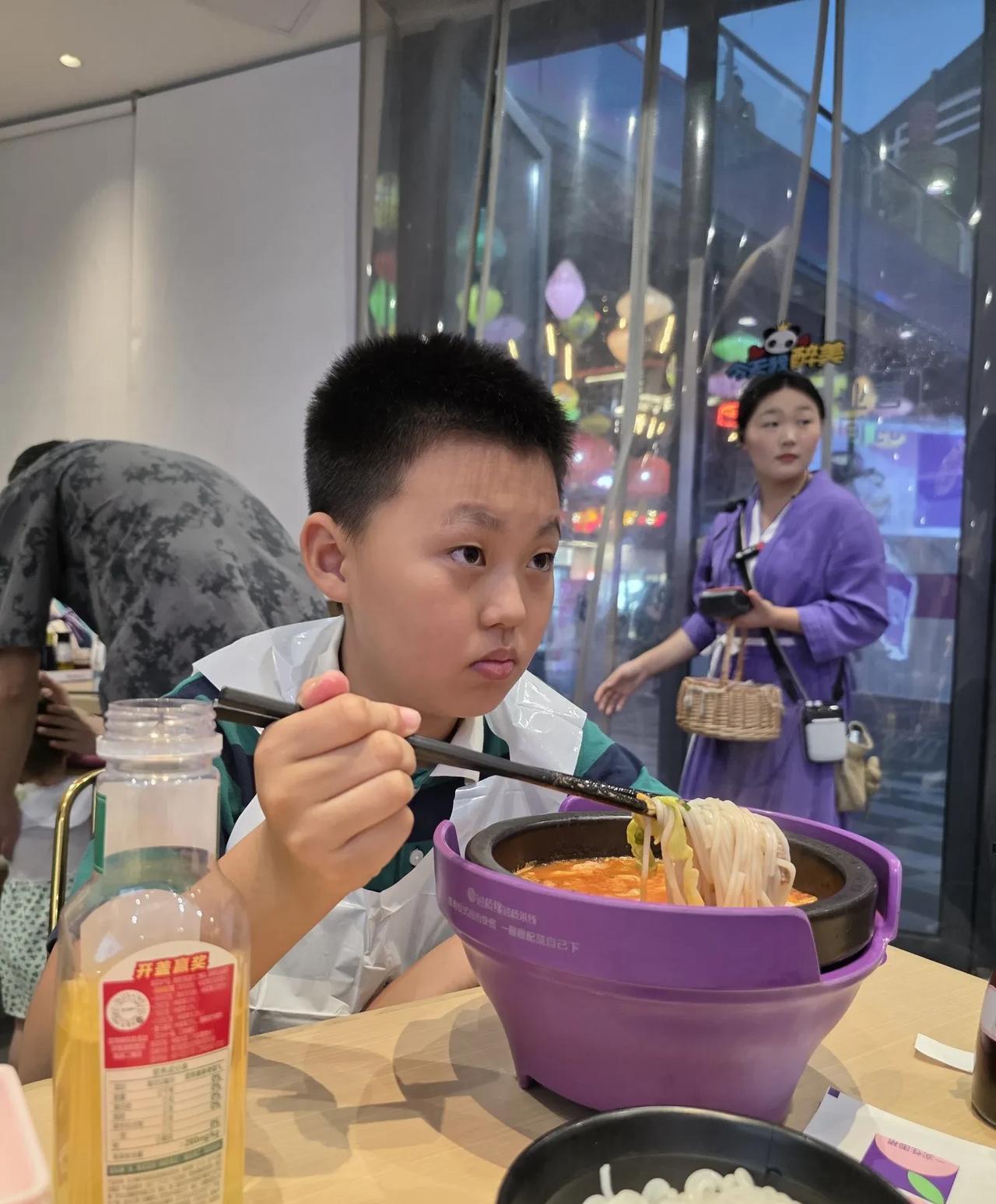 下午女儿来接外孙，带来一个消息……
下午我正在沙发上打盹儿，女儿开门进来了。她从