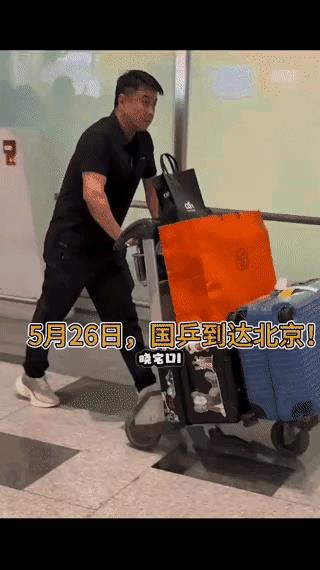 国乒团队回家了，王皓指导顾家的暖男又给老婆孩子买礼物了，这可是大徒弟王楚钦给师娘