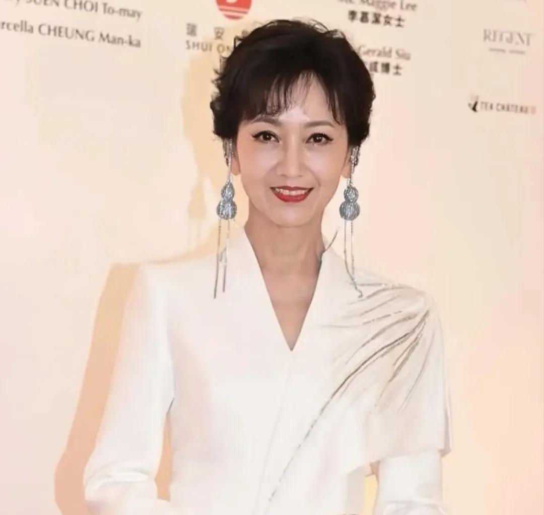 别替赵雅芝喊可怜，30年爆剧不断，70岁翻红，她才是真人生赢家