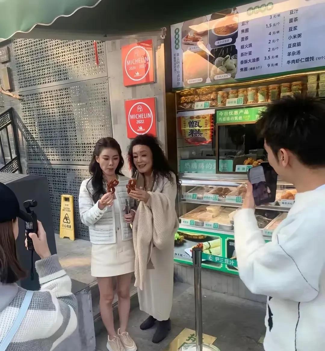 其实马筱梅做错了什么呢
她只不过是喜欢而已
众所周知
马筱梅喜欢穿短裙
各种各样