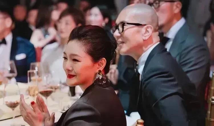 大S家人光头利用她演戏





真是活久见！光头抱着个假盒子演戏，居然还有人信