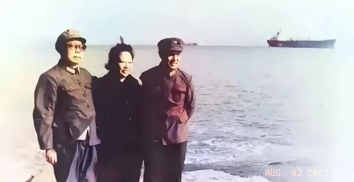 珍贵的老照片分享。
1983年，开国上将肖华一家，在海边的一张全家福，温馨的照片