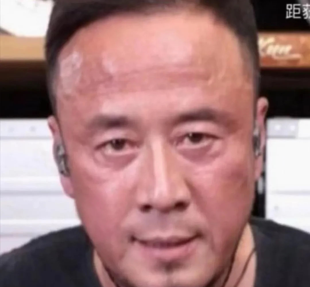 杨坤怒视四川芬达模仿者











什么情况？！坤哥居然被模仿到火冒三