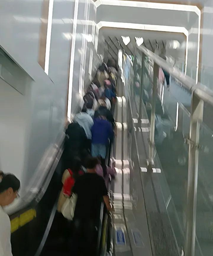 地铁公交运输忙，
我们都在返原岗，
长假八天一恍过，
明天开始工作忙，
老师重新