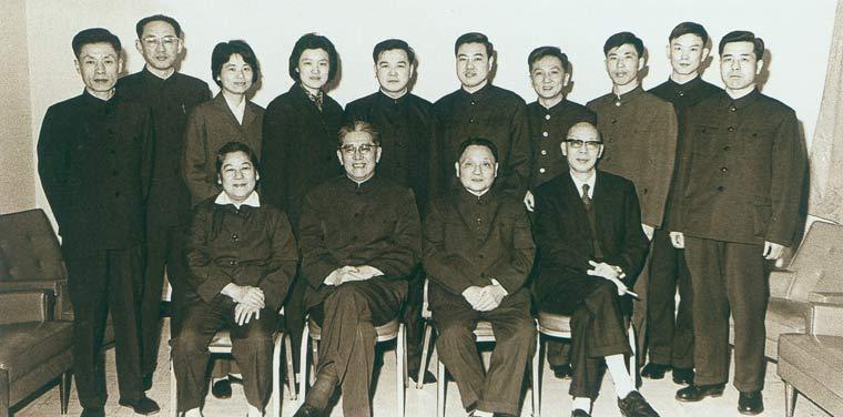 1974年，邓小平率团参加联合国第六届特别会议。这是他和代表团们的合影。前排右二