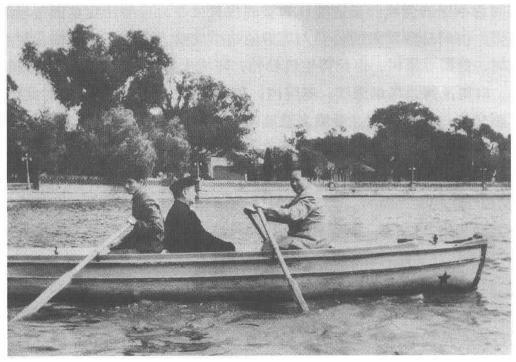这是1952年秋，毛主席邀请程潜游中南海，并亲自为程潜划船的感人场景。程潜出生于