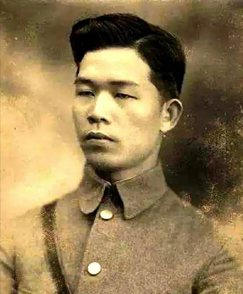 1927年，蒋发动“四一二反革命政变”，邓演达作为孙中山先生政策的忠实执行者，得