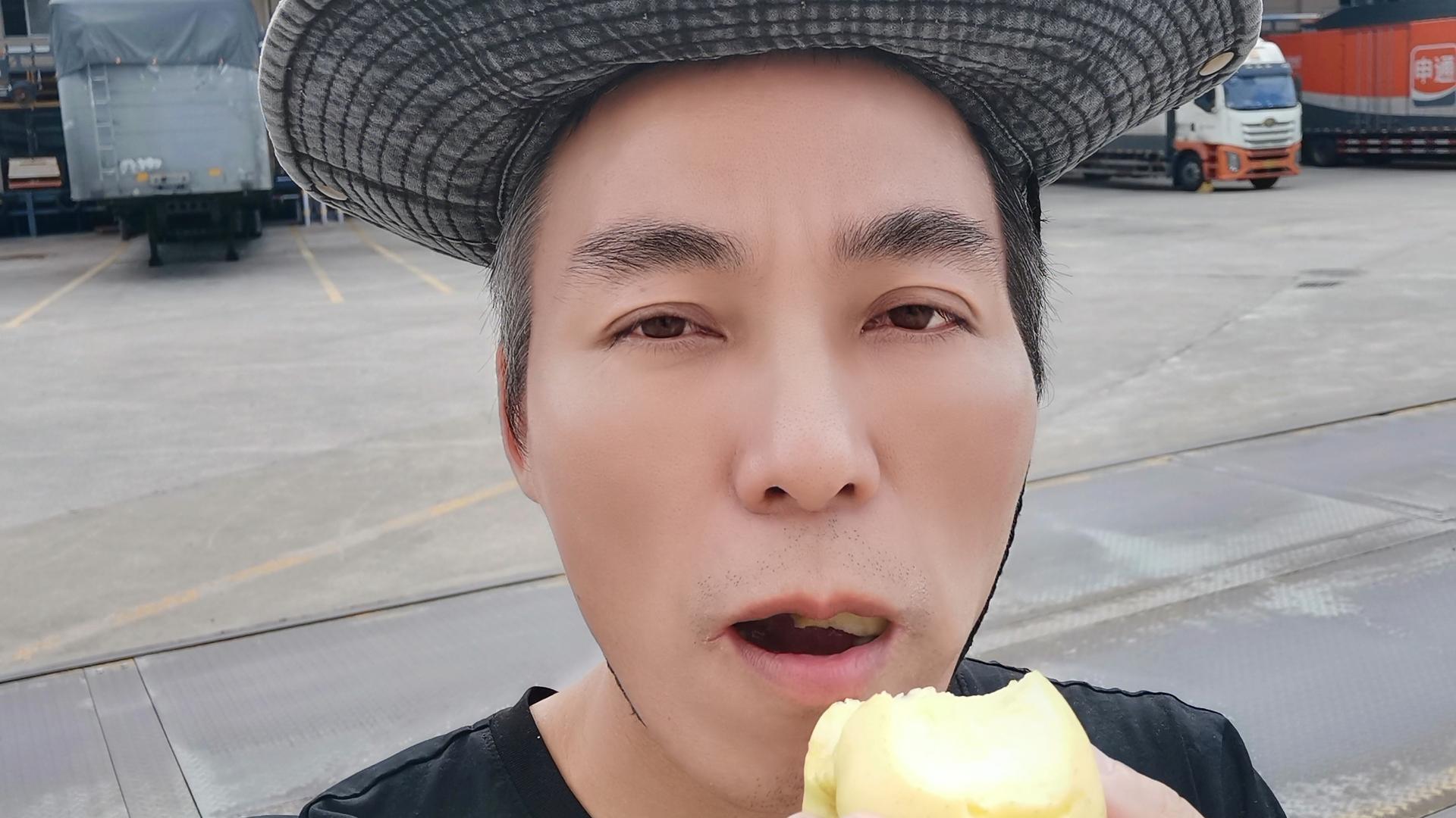 粉丝不重要，一两个人就够了！歌曲不用多，几首就够了！没人点赞，自己点赞也可以的！