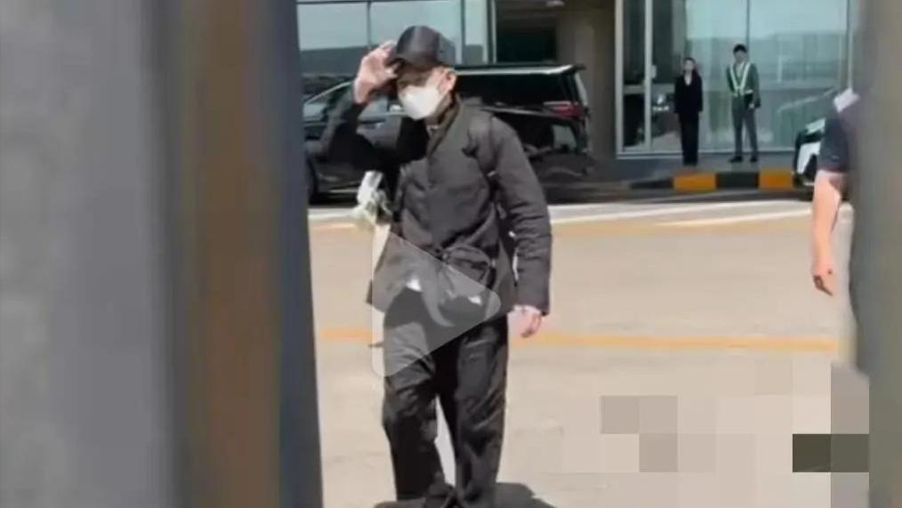 63岁刘德华现身北京，打扮朴素走路像小老头，隔着栏杆给粉丝签名