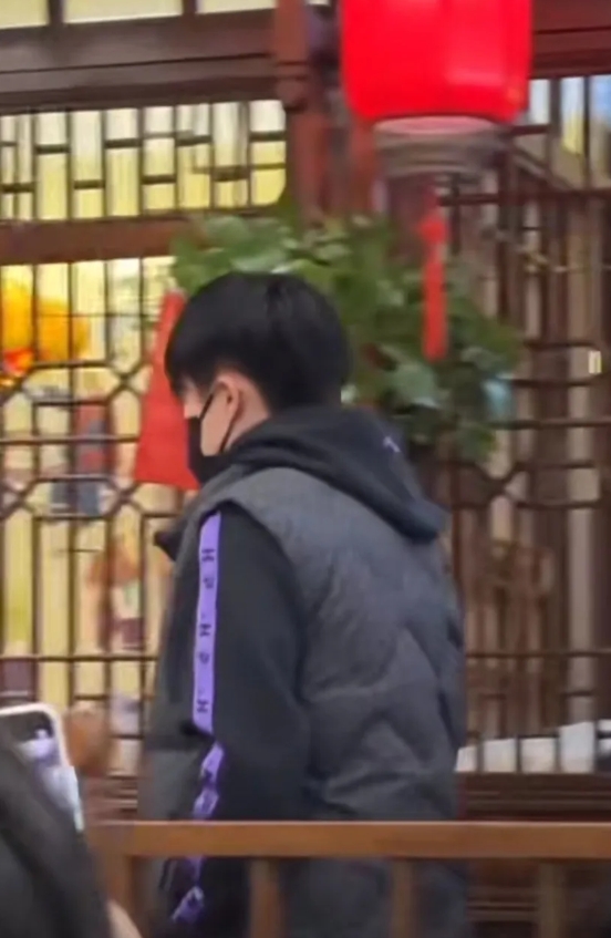 王楚钦又去玉桥餐厅吃饭了。
现在玉桥餐厅的生意也很火，看到还有人排队的，今天看到