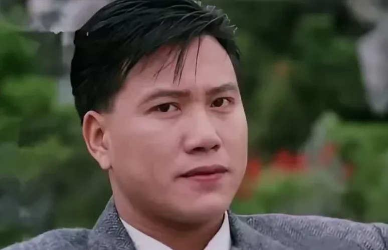 还记得万梓良吗？当年他为某演员发声，结果被雪藏，现在认识他的人大多都四十多岁了吧