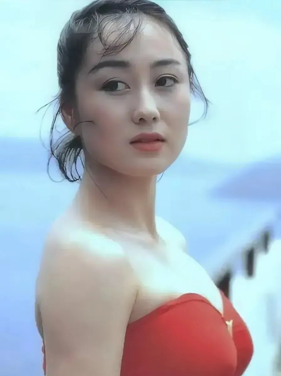 利智李连杰的幸福婚姻











我的天哪！利智和李连杰结婚了，这简直