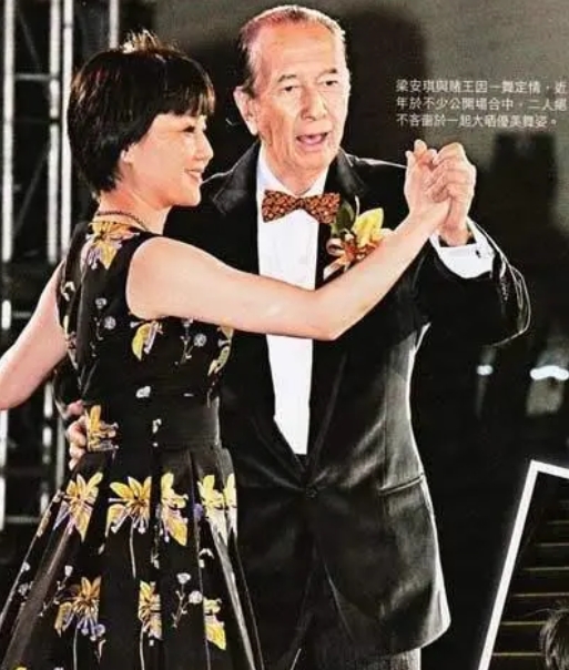 1989年，67岁的何鸿燊跟29岁的梁安琪求婚。谁知，梁安琪霸气地说：“让我做你