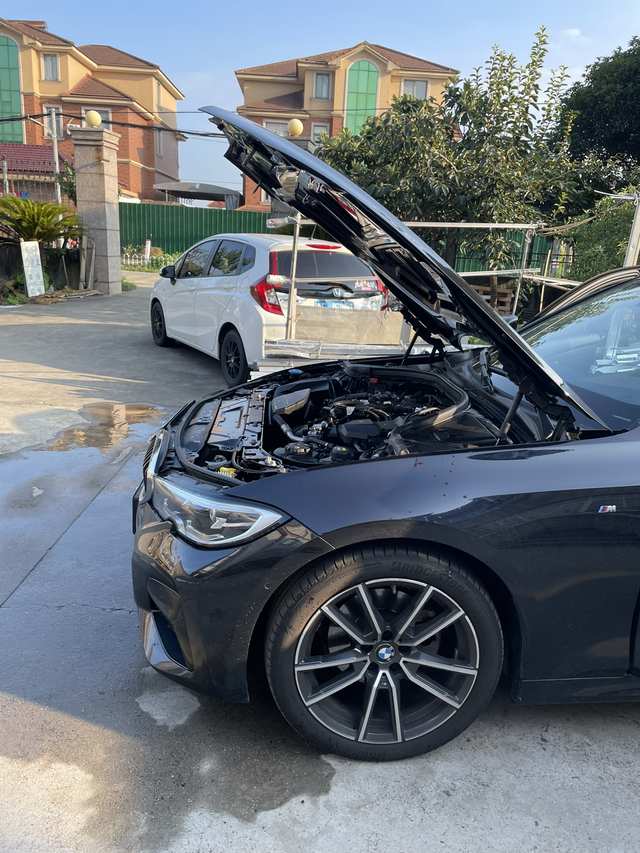 干干净净的发动机舱
一直保持干净 20款325li🚗目前已经四年多行驶毛九万公