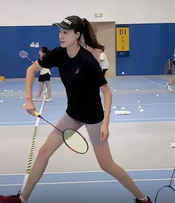 美女就是美女，无论是穿简单的黑色T恤还是穿上礼服裙，都是美艳的不可方物。而且她说