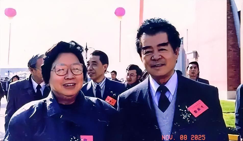 老一辈歌唱家王昆与郭颂，在一起的友情合影。