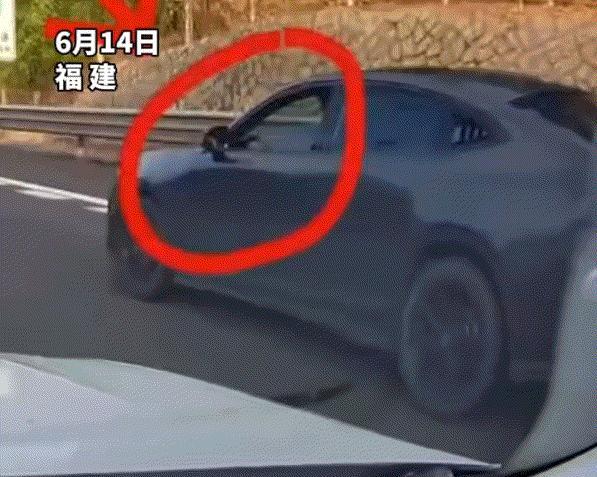 福建，男子高速正常超车，结果，刚超过去1秒，被超黑车竟然一脚油门，又反超了过去，