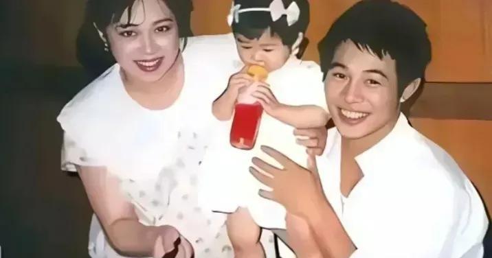 看到这张80年代李连杰和黄秋燕及女儿的照片，感慨万千。那时候他们看起来很幸福，黄