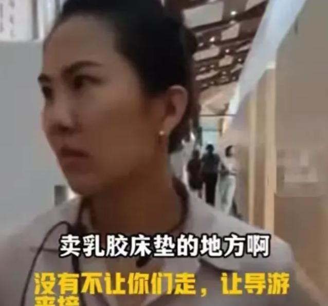 男子带父亲跟团在云南旅游，被导游多次送到购物店“关上门洗脑消费”，就连上厕所都被