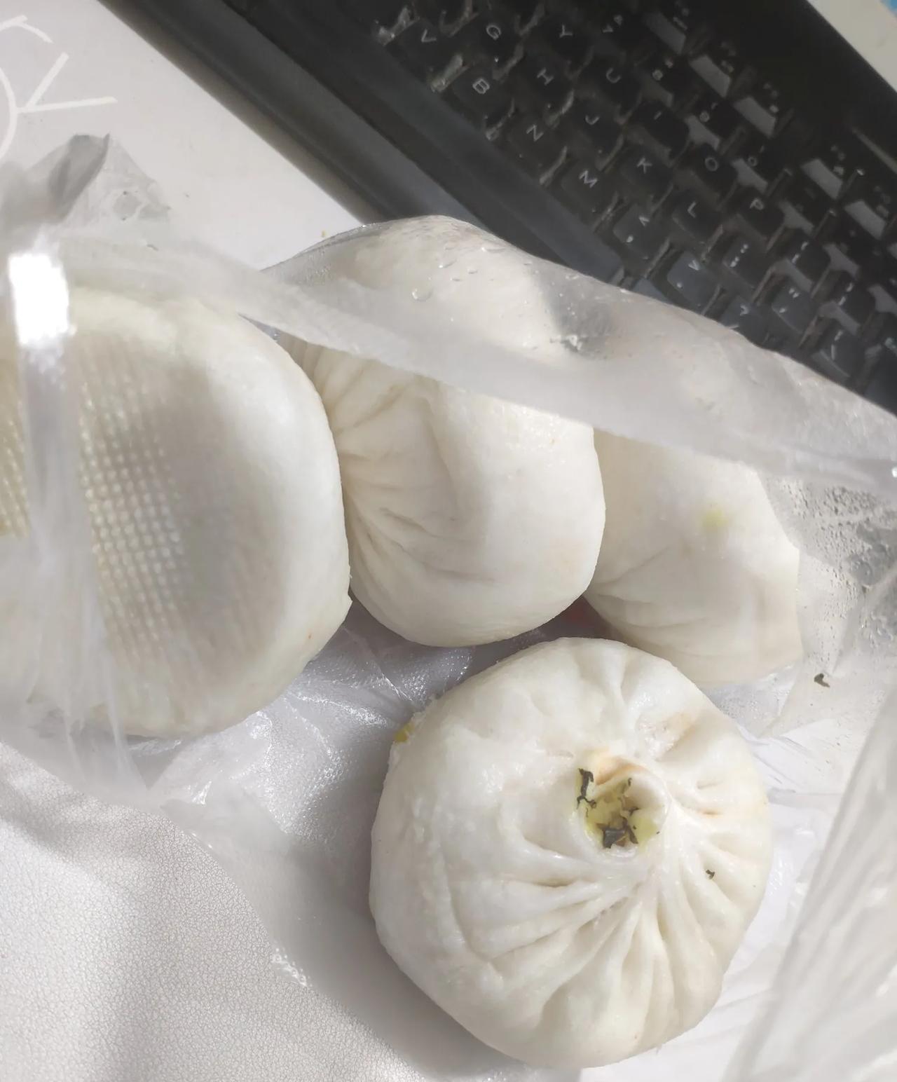 四个包子就是一天的饭，有谁跟我一样[偷笑]
我176的身高，体重67公斤，想减肥