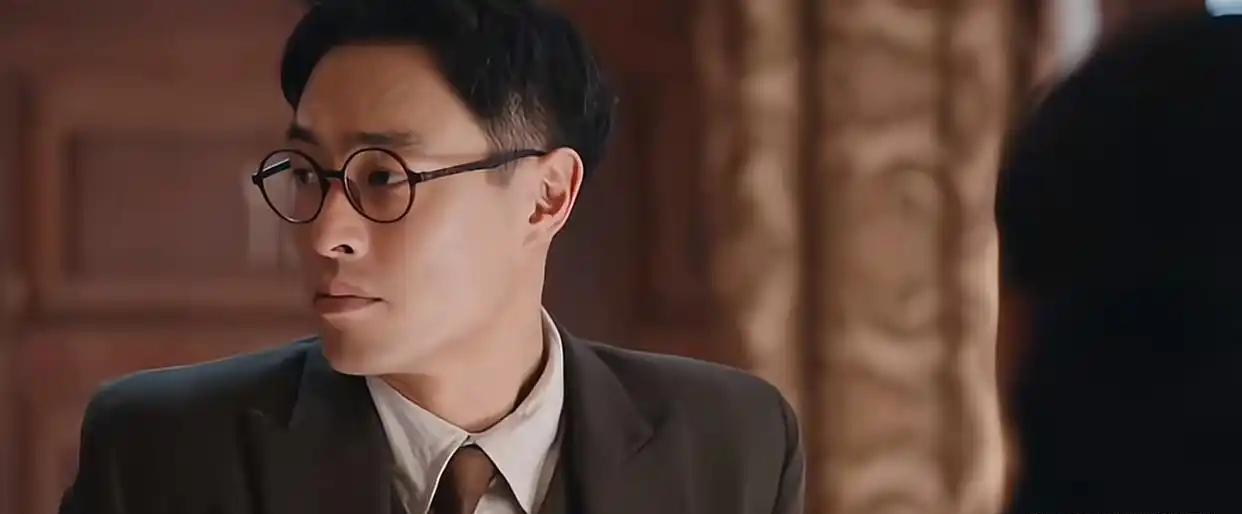 继续追剧《灼灼韶华》。
当深爱着褚韶华的闻之秋，看到韶华正跟组织罢工的夏初，拥抱