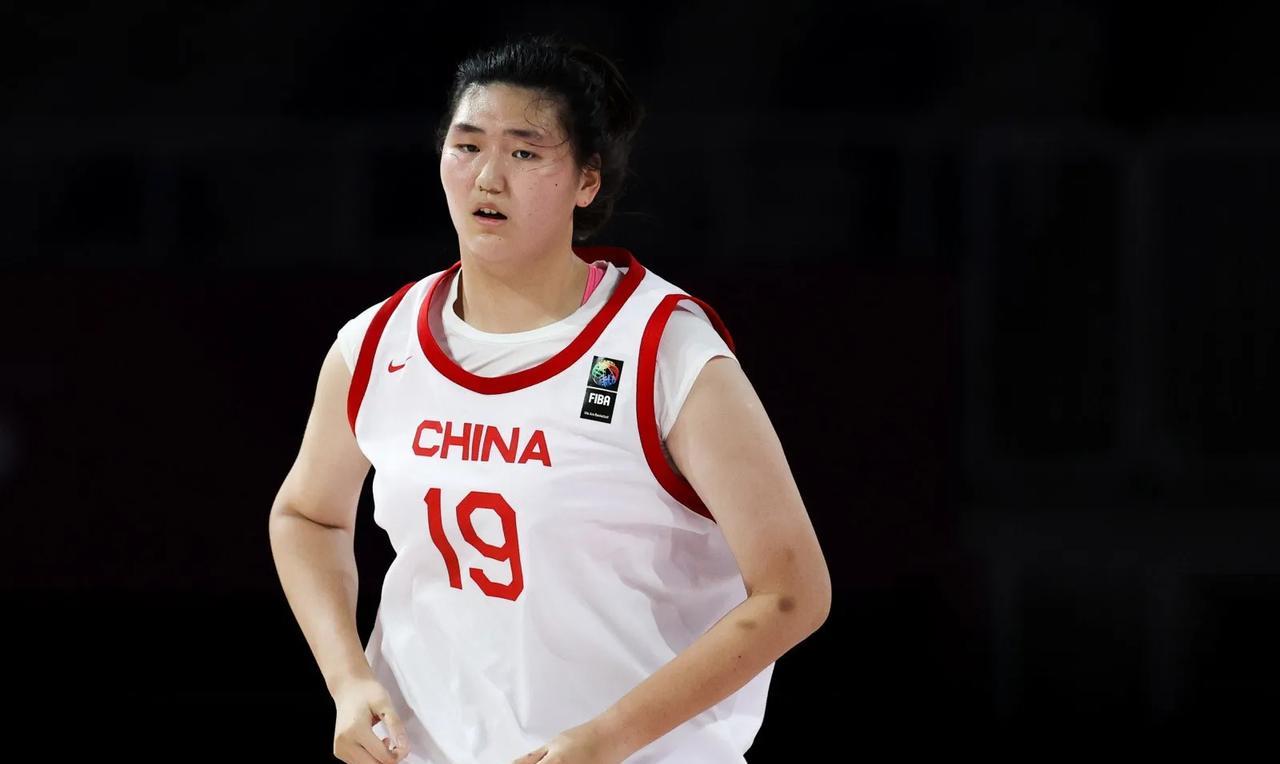 女姚明张子宇国家队首秀，12分钟18分制霸篮下！去年很多很多黑子说张子宇打不了成