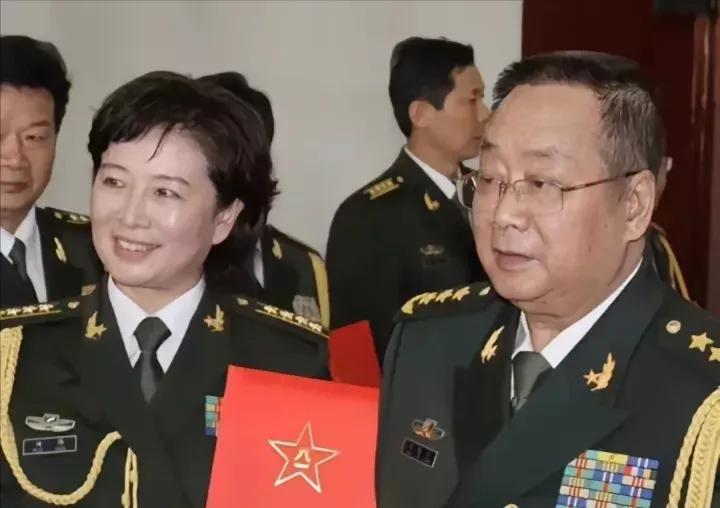 廖锡龙将军与杨成武的女儿杨杨在一起，笑容满面，合影留念，永恒的回忆！