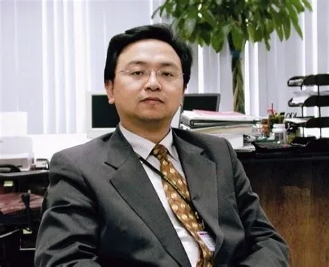年轻时候的王传福真的帅气，西装革履