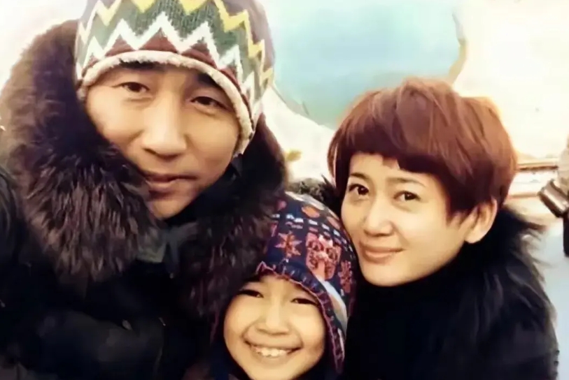 沙宝亮的前妻是扮演苏麻拉姑的朱娜，漂亮的大美女一个。
后来两个人也离婚了，前几年