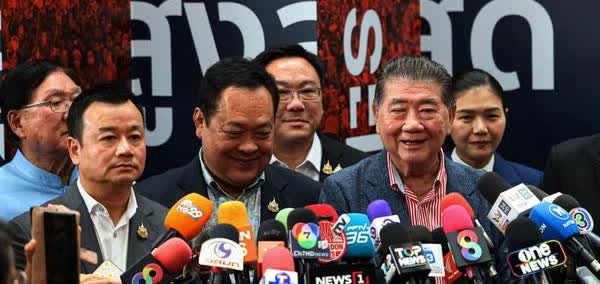 没得选！泰国看守首相普坦，带领联合政府代表跟纳塔蓬阵营就合作展开磋商。实际上，他