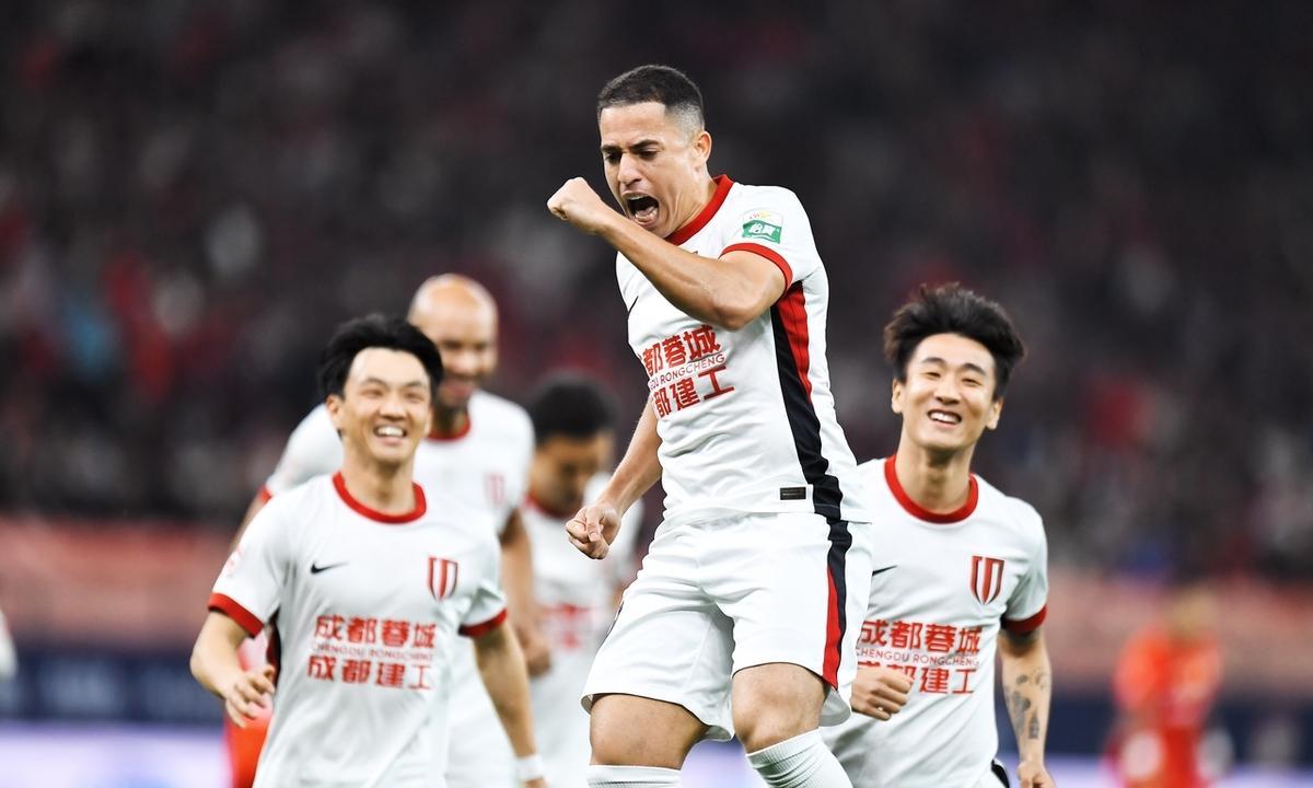 专打海港！费利佩、罗慕洛、韦世豪全面爆发！成都蓉城客场3-1完胜上海海港
这场比