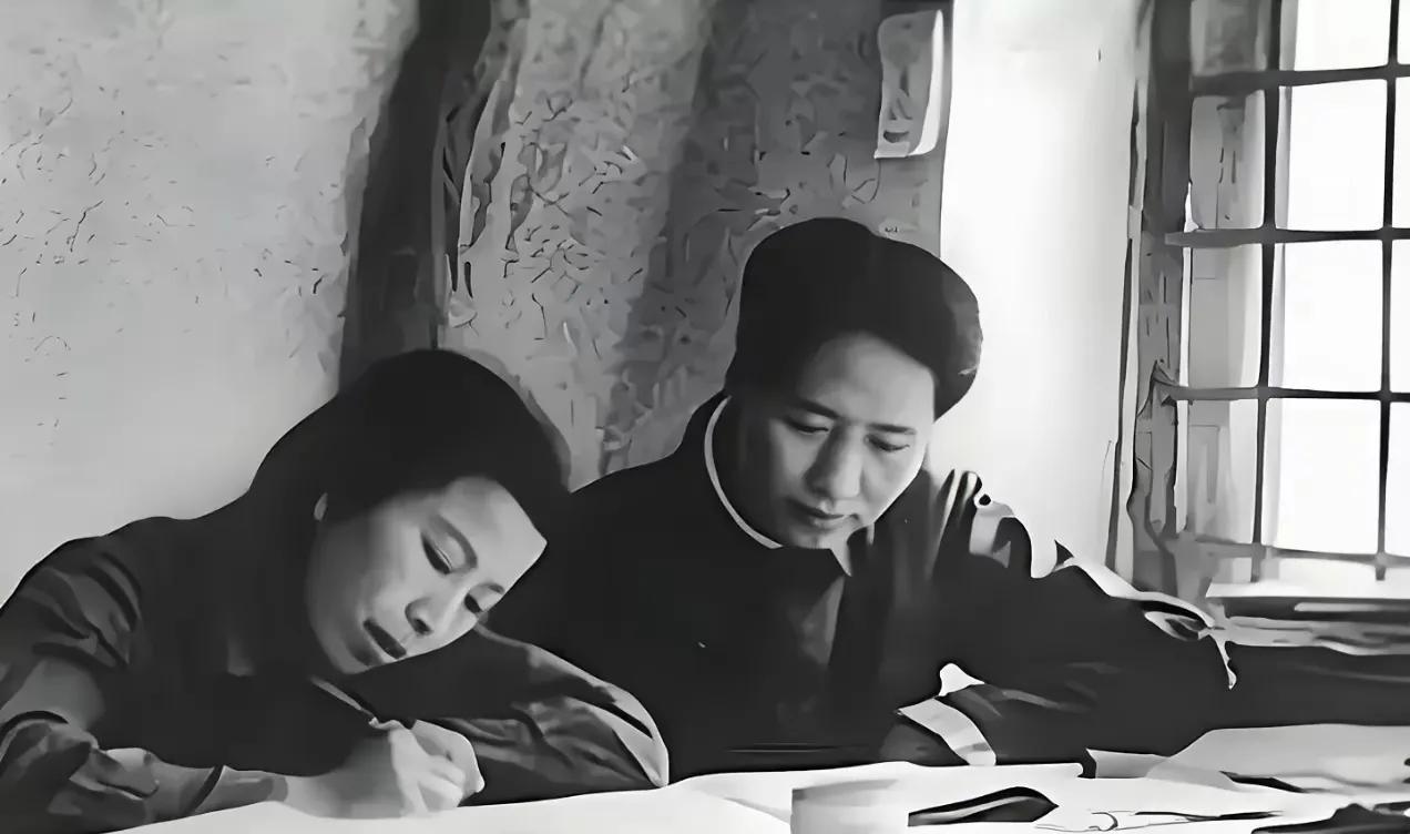 延安时期的历史老照片，伟人跟夫人在一起读书写字的留影。画面温馨，琴瑟和鸣，看不出