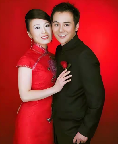 

47岁嫁给32岁小演员，被骂“老牛吃嫩草”，如今却称圈内爱情范本