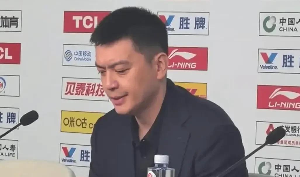 杨鸣把我急坏了都！第三节就是不叫暂停+不换人，没有困难就创造点刺激，赵继伟一语道