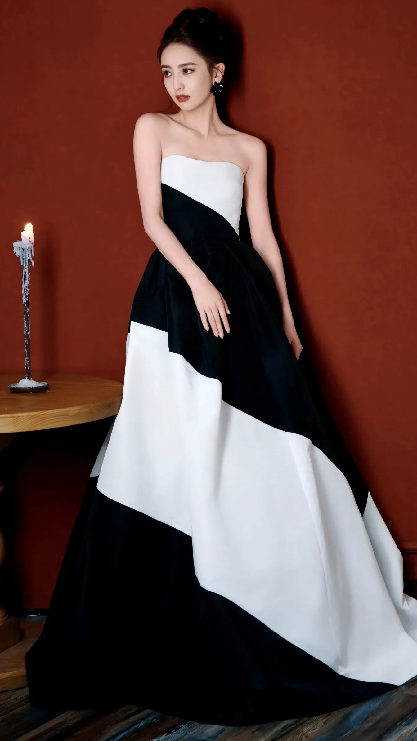 佟丽娅：黑白色调优雅礼服，气质女神范儿十足！