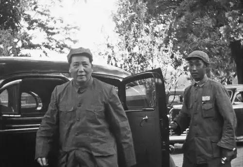 吃水不忘挖井人，              幸福全靠毛主席！          