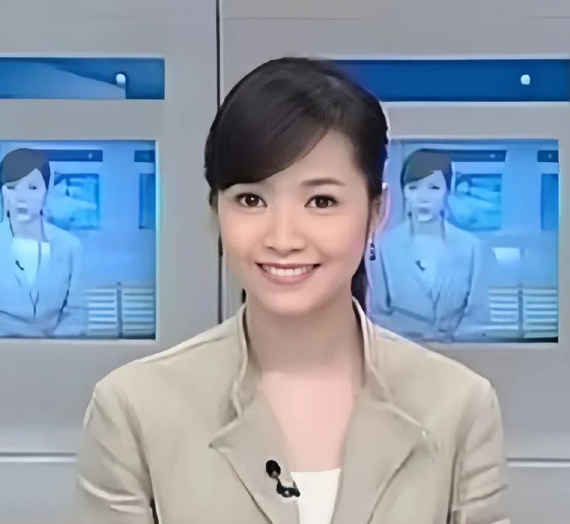 以前我不太能理解
为什么名声大噪的周杰伦会喜欢一个新闻主播而且侯佩岑从小生活在